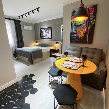 Studio moderno - Jardins: Cama Queen, Ar e Garagem San Paolo Esterno foto