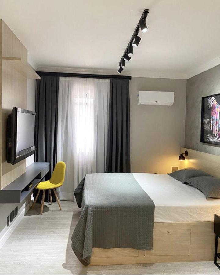 Studio moderno - Jardins: Cama Queen, Ar e Garagem San Paolo Esterno foto